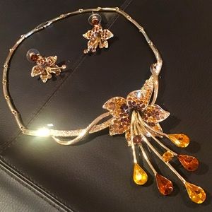 BNWOT Crystal Hibiscus Necklace & Earring Set